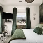 Mountain Haven Retreat, Pool & Hot Tub, Ug Parking, Fitness Centre, Wifi!