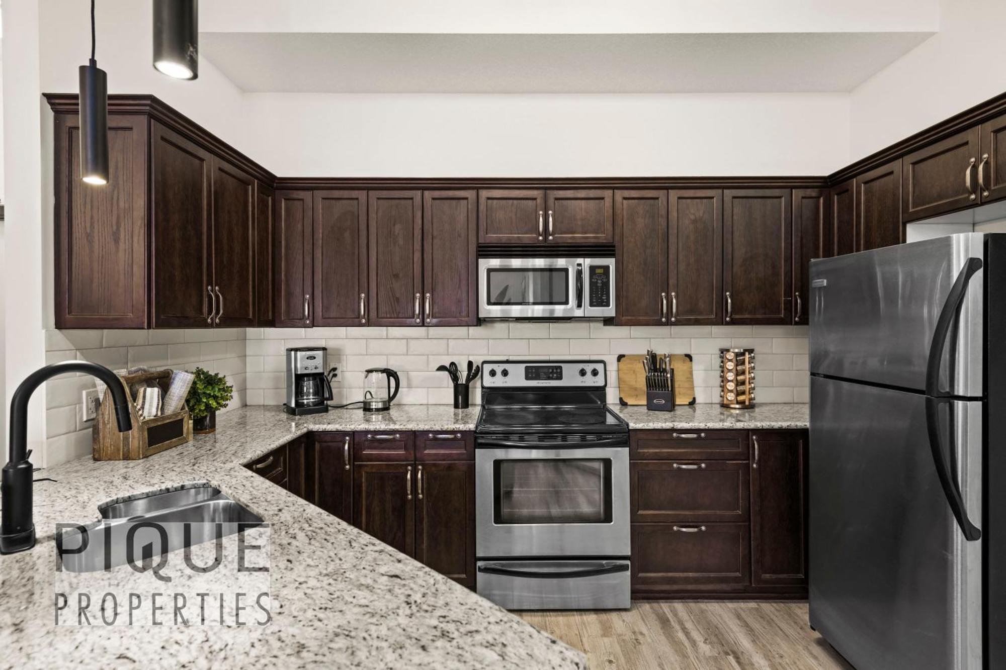 Mountain Haven Retreat, Pool & Hot Tub, Ug Parking, Fitness Centre, Wifi! Canmore