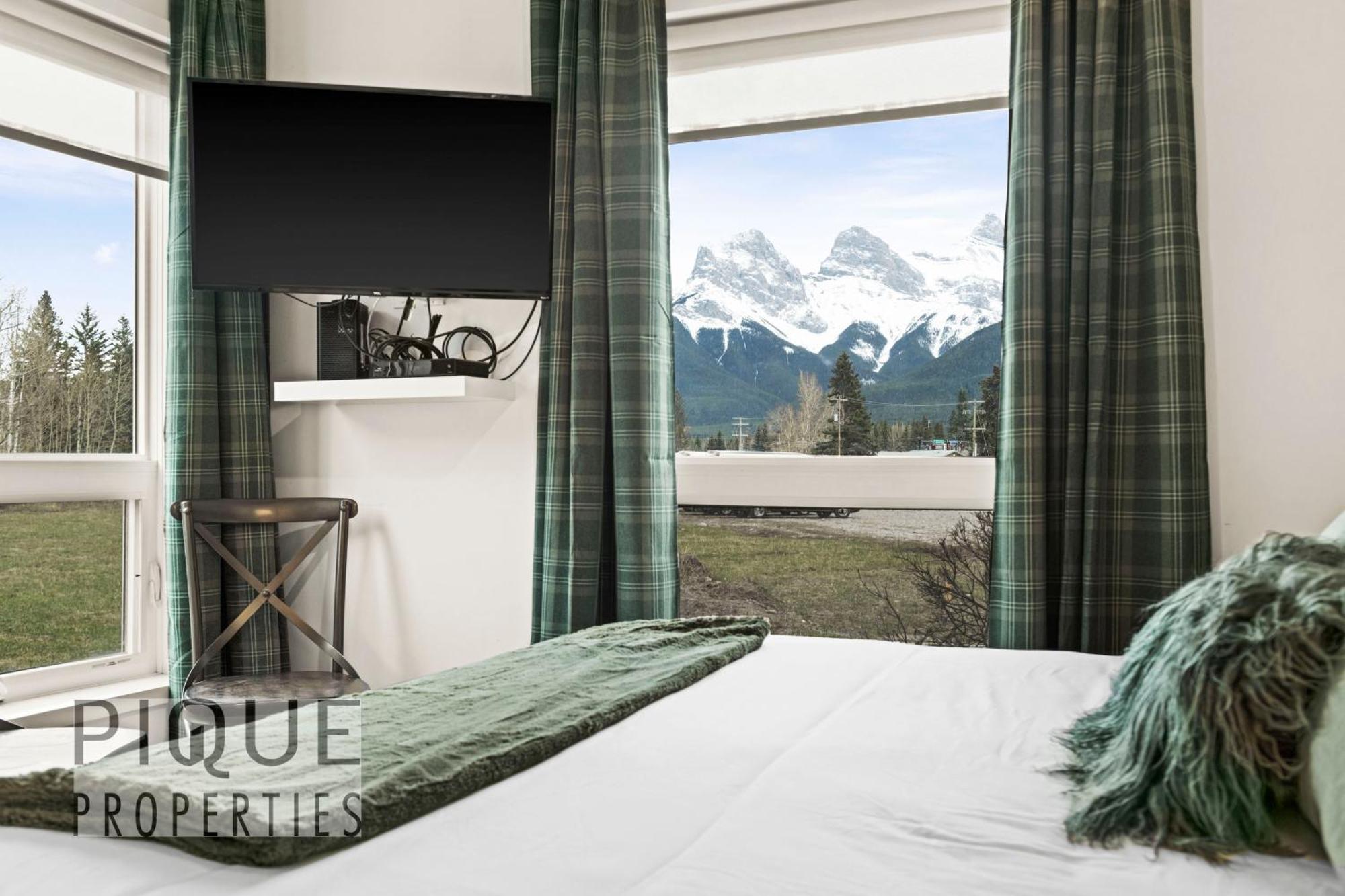 Apartment Mountain Haven Retreat, Pool & Hot Tub, Ug Parking, Fitness Centre, Wifi!