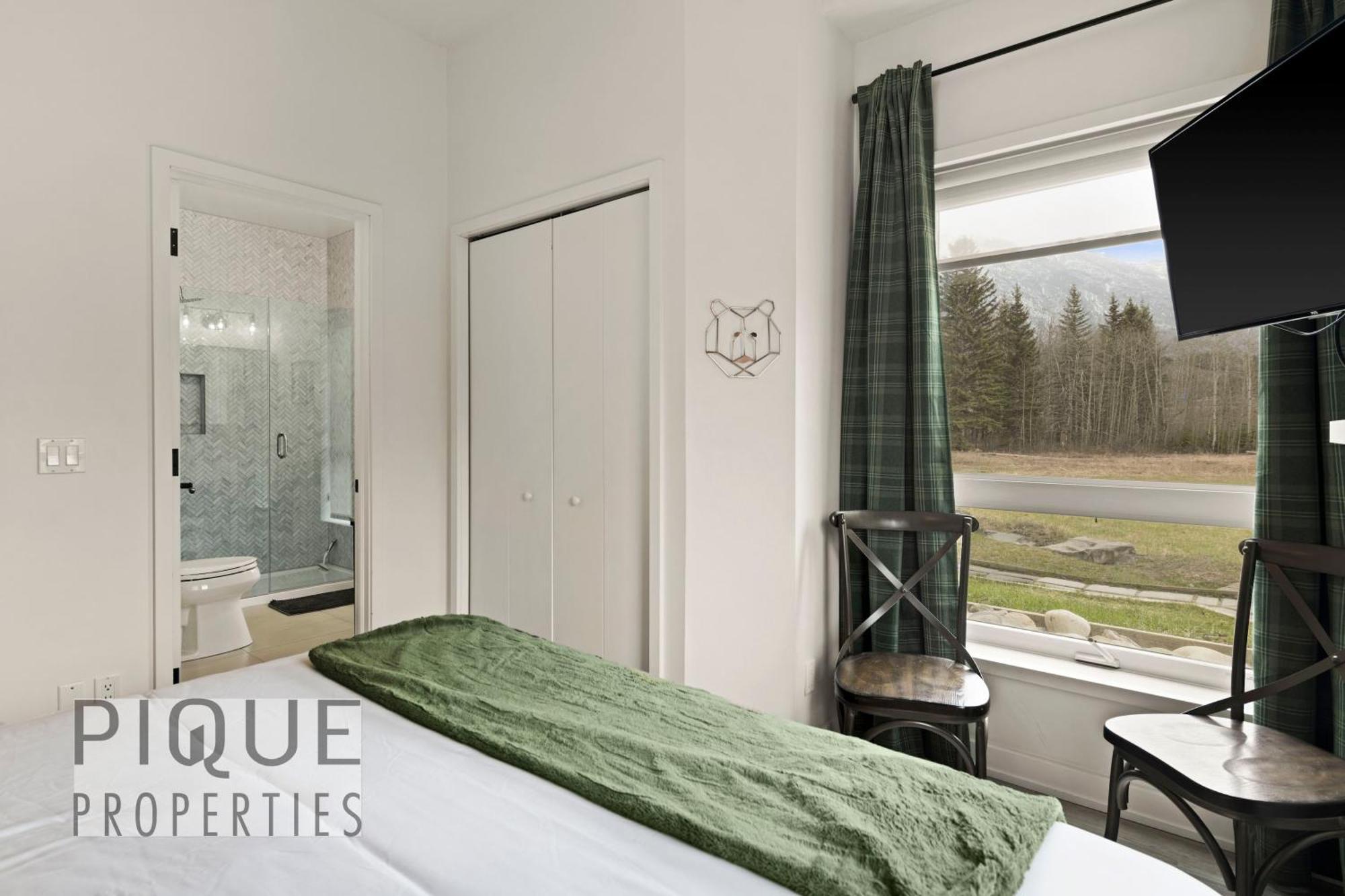 Mountain Haven Retreat, Pool & Hot Tub, Ug Parking, Fitness Centre, Wifi! Apartment Canmore