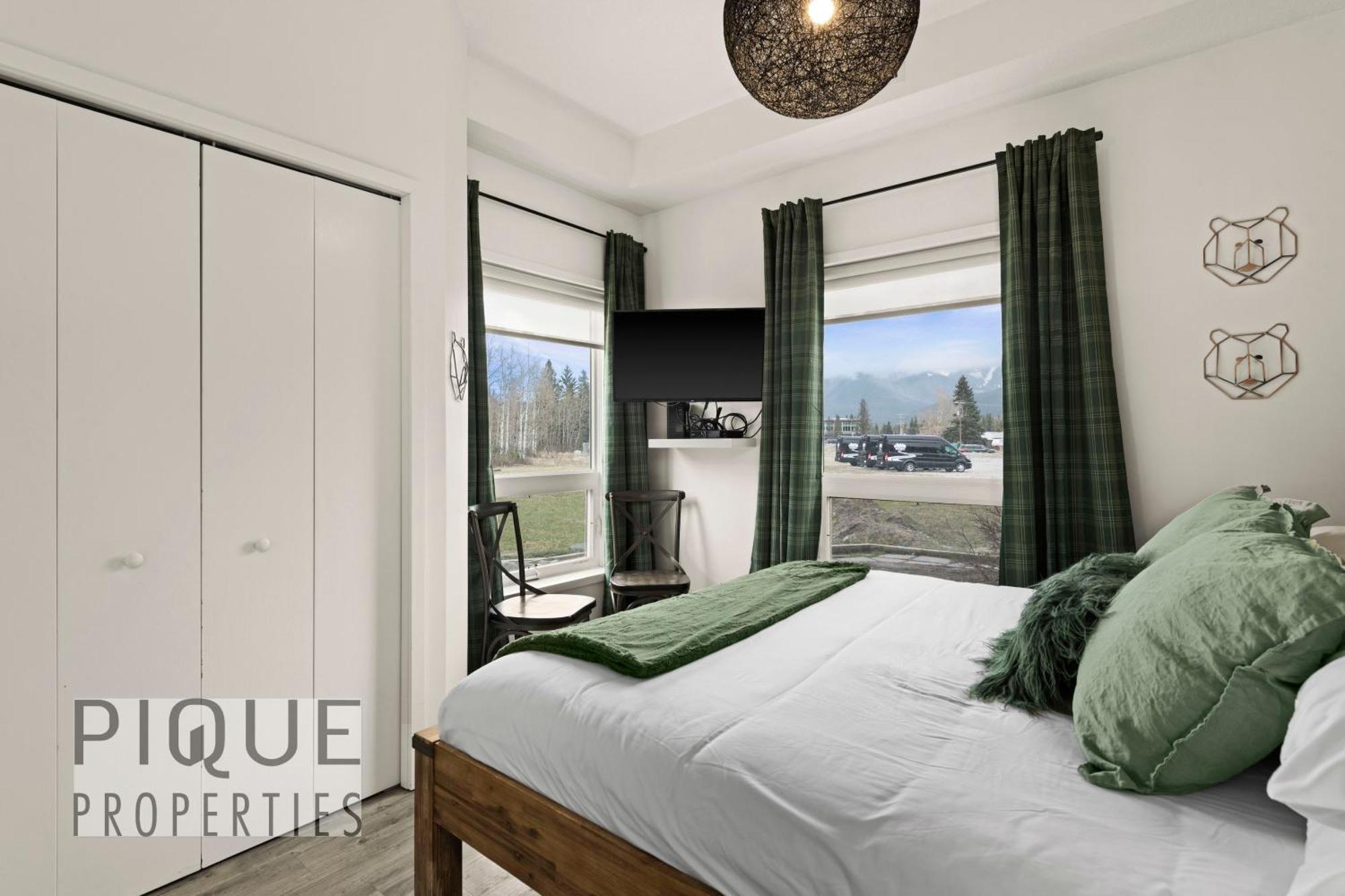 Mountain Haven Retreat, Pool & Hot Tub, Ug Parking, Fitness Centre, Wifi! * Canmore