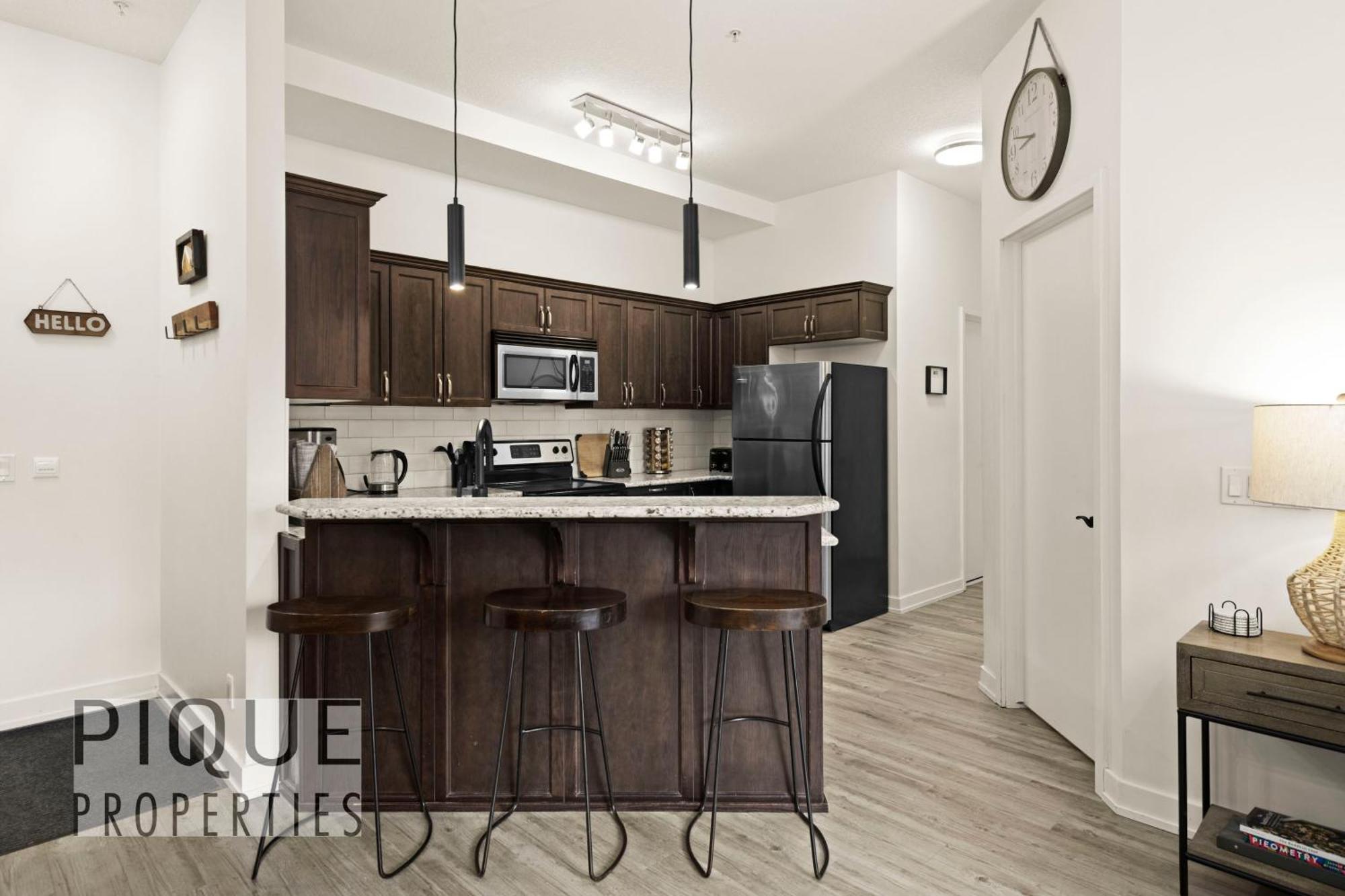 Apartment Mountain Haven Retreat, Pool & Hot Tub, Ug Parking, Fitness Centre, Wifi! Canmore