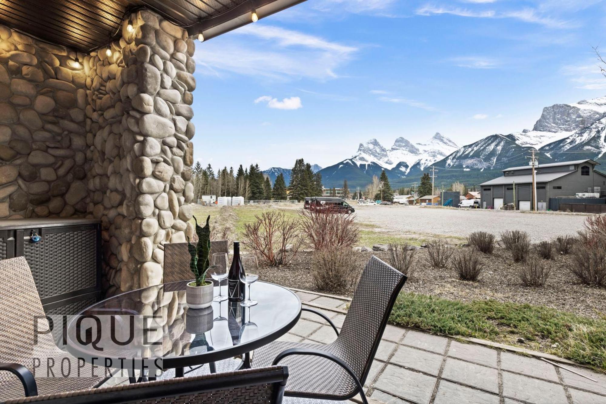 Mountain Haven Retreat, Pool & Hot Tub, Ug Parking, Fitness Centre, Wifi! * Canmore